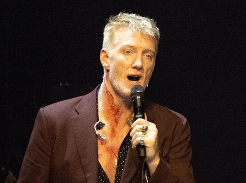 Josh Homme rágyújtott a Ford Field színpadán, és nekiment a stadion szabályainak