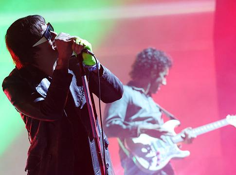 The Strokes erős politikai montázzsal zárta a Coachellát, CIA‑t és az US kormányt bírálva