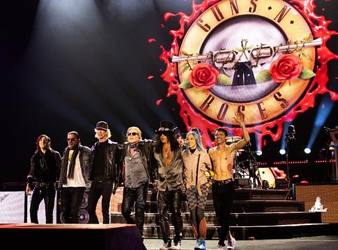 A Guns N’ Roses 2026-ban világ körüli turnéra indul – két új kislemezzel készülnek a rajongóknak