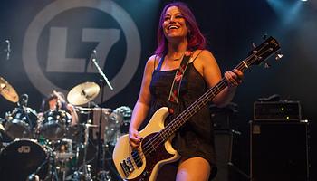 Meghalt Jennifer Finch, az L7 basszistája, 59 évesen