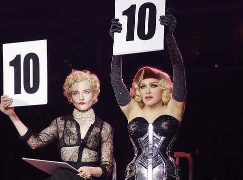 Julia Garner továbbra is Madonnát alakítja a készülő Netflix-sorozatban