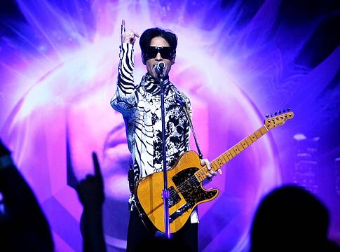 Prince archívumából jön a Timeless – itt a Stone