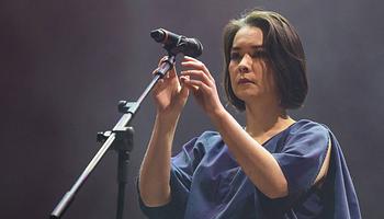 Mitski One Direction- és Frank Sinatra-feldolgozással dobja fel a Puberty 2 jubileumi kiadását