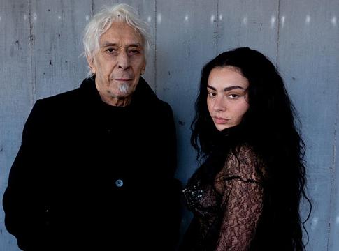 Charli XCX és John Cale közös dala, a ‘House’, a Wuthering Heights film zenéje lesz