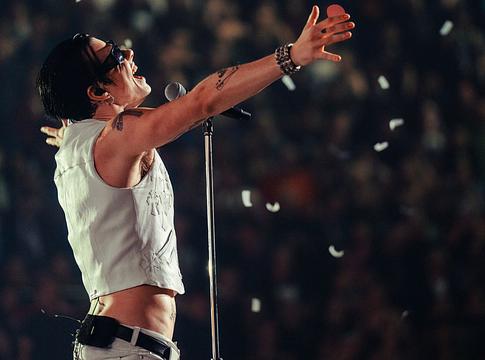 Yungblud teltházas O2-estje: Aerosmith-EP-dalok, Ozzynak szóló főhajtás, rajongó a színpadon