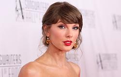 Taylor Swift SVU-nyomozóként lepte meg az Emmy közönségét