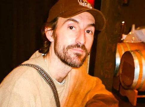 Adománygyűjtés indult Chris Stoker londoni DJ kezelésének támogatására