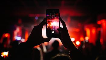 Telefonfény a táncparketten: tényleg ez öli meg a klubélményt?