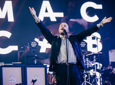 The Maccabees: sztárvendégekkel érkeznek a Kirkstall Abbey-be