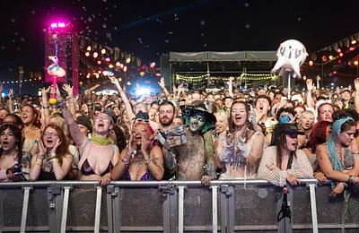 Több ezer telefon szólalt meg egyszerre a Boomtownon a brit vészhelyzeti riasztás miatt