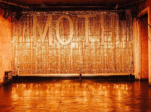 Jótékonysági koncerttel védi jövőjét a londoni Moth Club