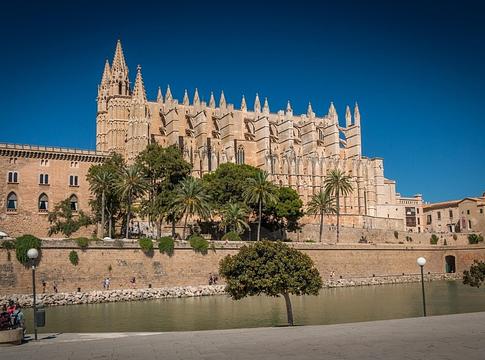 Brutális támadás Mallorcán: életveszélyben egy svájci turista