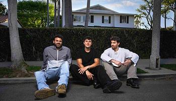 House-ból drum & bass-be: John Summit és The Chainsmokers új dala fesztiválszintre kapcsol