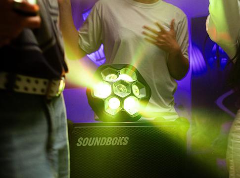 SOUNDBOKS Lightboks: Zenére reagáló, hordozható party fény