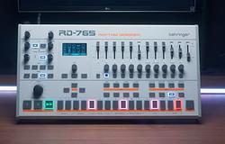 Behringer RD-765: négy klasszikus Roland dobgép hangulatát gyúrja egy gépbe