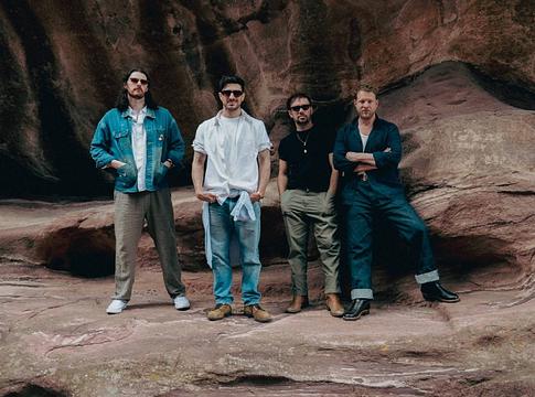 Mumford & Sons és Hozier közös dala, a „Rubber Band Man” új fejezetet nyit a brit folk-rockban