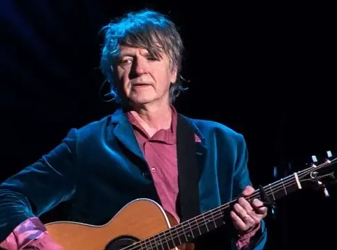 AI-hamis videóval támadták a Crowded House frontemberét, Neil Finnt