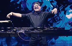 Padre Guilherme szent rave-et vitt Buenos Aires szívébe Ferenc pápa emlékére