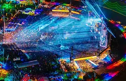 Hat színpadot streamel élőben az EDC Las Vegas 2026