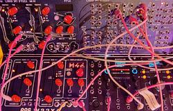 13 kísérteties szintetizátor, amit látnod kell – Paulee Alex Bow Halloween-videója minden zenésznek kötelező