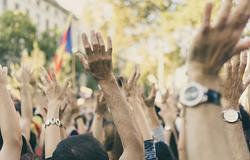 Demo-rave Berlinben a RAW-Gelände klubkultúrájának megmentéséért