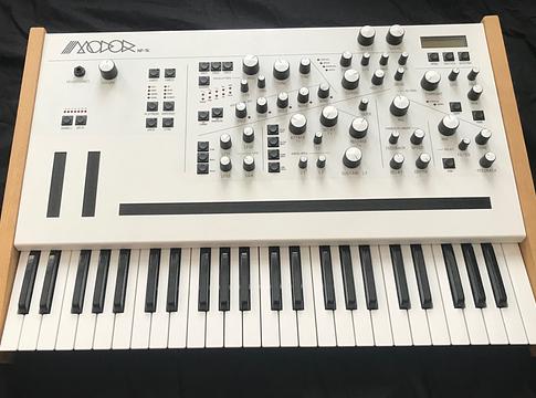 Modor Music 10 éves: bemutatkozott az NF-1k szintetizátor