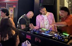 Areola DJ-pult mögé állt egy londoni pubban