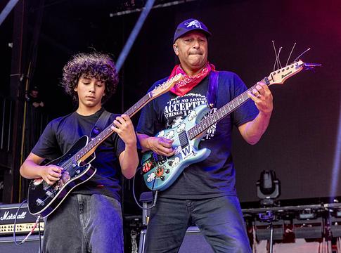 Tom Morello Indiában lépett fel fiával, Roman Morellóval