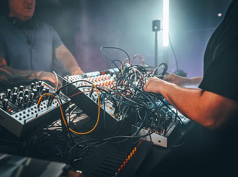 Hibrid live technó: Drumcomplex és Frank Sonic modulár–DJ rendszere egy órán ketyeg