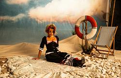 Luvcat új száma, a Vampire At The Beach sötét nyári látomásba mártja a vámpírszerelmet