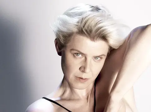 Robyn új köntösbe öltöztette az Erasure klasszikusát
