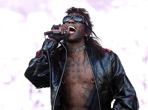 Yves Tumor tagadja a bántalmazási vádakat, jogi lépéseket helyezett kilátásba