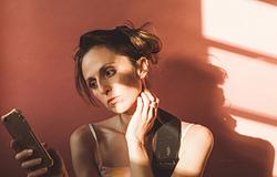 A „technyak” új kihívása: hogyan öregíti a telefon a bőrünket?