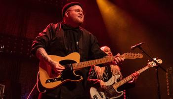 Eltűnő klubok, eltűnő álmok: brit fiatalok tömege fordul el az élő zenéléstől