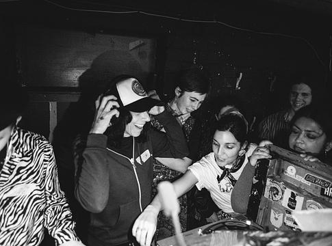 MADDØG és a Vinyl Bitch az ADE-n mutatja meg, hogyan kezdjünk el bakelitről DJ-zni