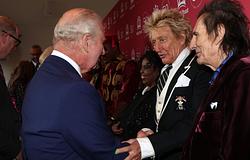 Rod Stewart a királynak: „You put that little ratbag in his place” – Trumpnak odaszúrt Londonban