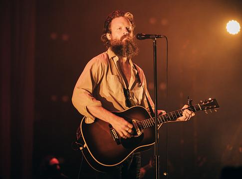 Father John Misty különleges jótékonysági estje Carmel-By-The-Sea-ben