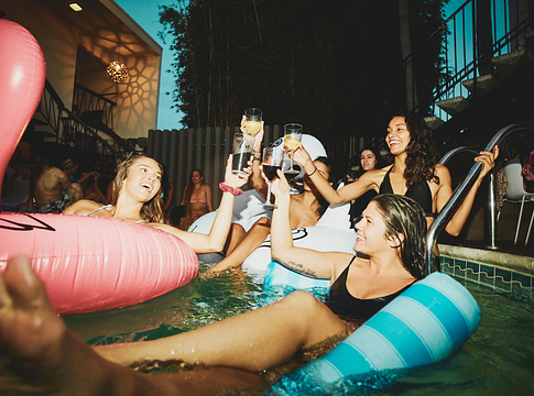 Mértékletesebb éjszakák: így változik a fiatalok alkoholfogyasztása