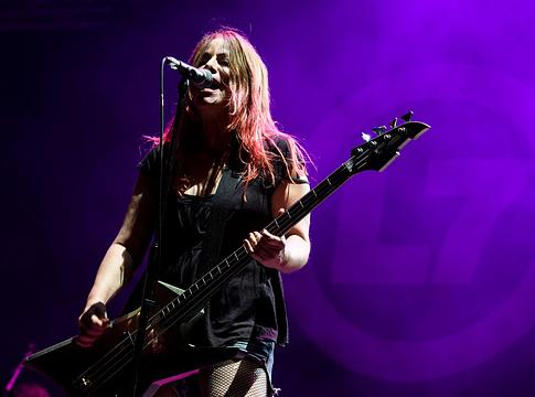 Súlyos betegséggel küzd az L7 basszusgitárosa, Jennifer Finch