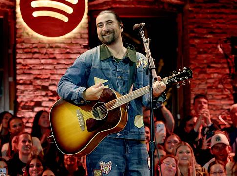 Noah Kahan visszatért az SNL színpadára: The Great Divide és Doors élőben