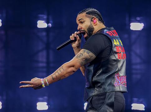 Drake jéggé varázsolta a torontói CN Towert az Iceman megjelenésére