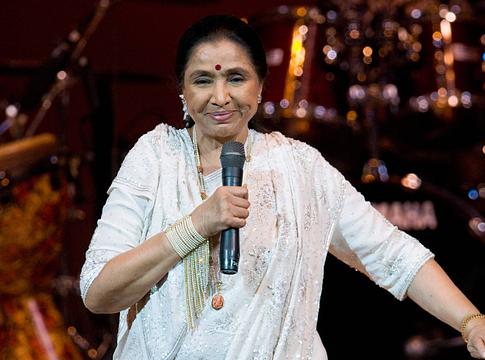 Elhunyt Asha Bhosle, Bollywood legendás hangja, 92 évesen