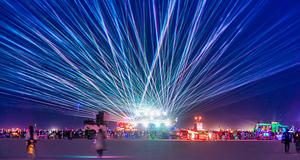 Szigorít a lézereken a Burning Man