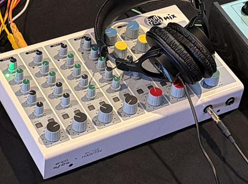 Erica Synths Bullfrog Mix: 6 csatornás performansz-mixer beépített effektekkel