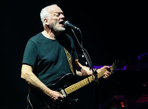 David Gilmour legendás „Black Strat” gitárja rekordáron kelt el