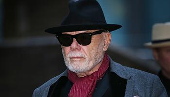 Gary Glitter bíróság elé állt a 1978-ig visszanyúló szexuális vádpontok miatt