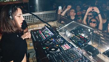 Amelie Lens már a kislányának is megmutatja a lemezpörgetés alapjait