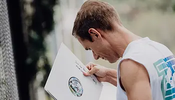 Armin van Buuren bakelites trance szettel hangol az ibizai rezidenciára