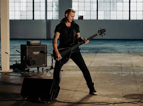 Mike Dirnt saját Epiphone Grabber G-3 basszusgitárt kapott a Green Day örökségének tiszteletére