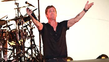 Rob Thomas véletlenül fejbeverte gitárosát a mikrofonállvánnyal az Illinois State Fairen
